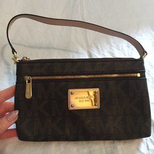 Michael Kors Jet Set Signature Large Wristlet in brown